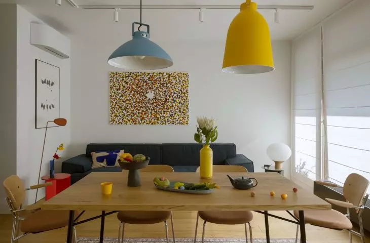 Two sofas in contrasting colors and forms complement the layout of the space, where a simple table and minimalist chairs play first fiddle