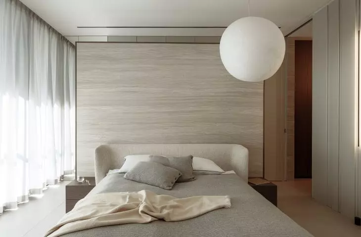 The upper floor houses the private area: master bedroom with dressing room and bathroom, guest room and open living space overlooking the river