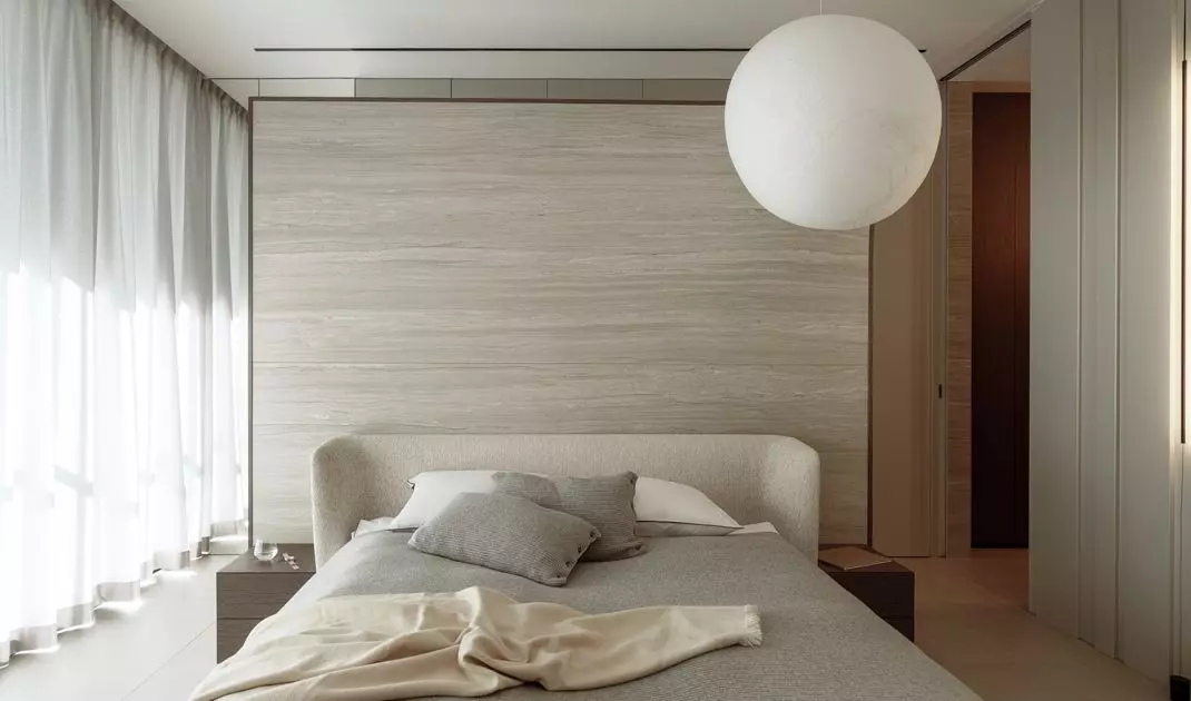 The upper floor houses the private area: master bedroom with dressing room and bathroom, guest room and open living space overlooking the river