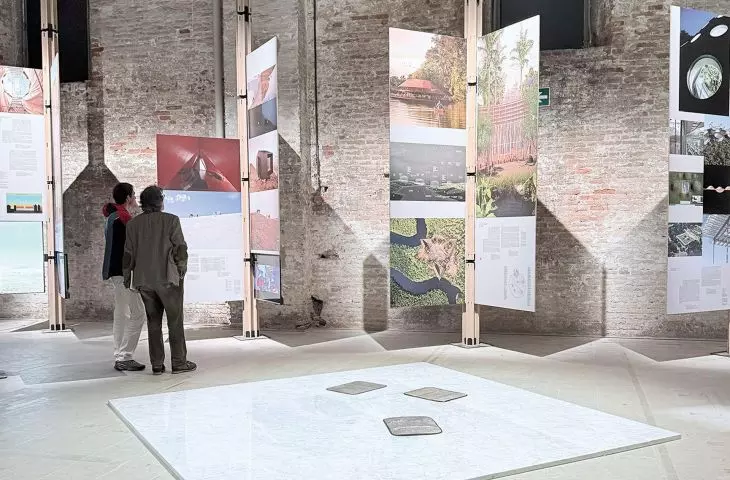 projekt „The Refreshing Square” prezentowany na wystawie głównej tegorocznego Biennale Architektury w Wenecji  — miejsce, które pozwala się schłodzić bez użycia energii elektrycznej