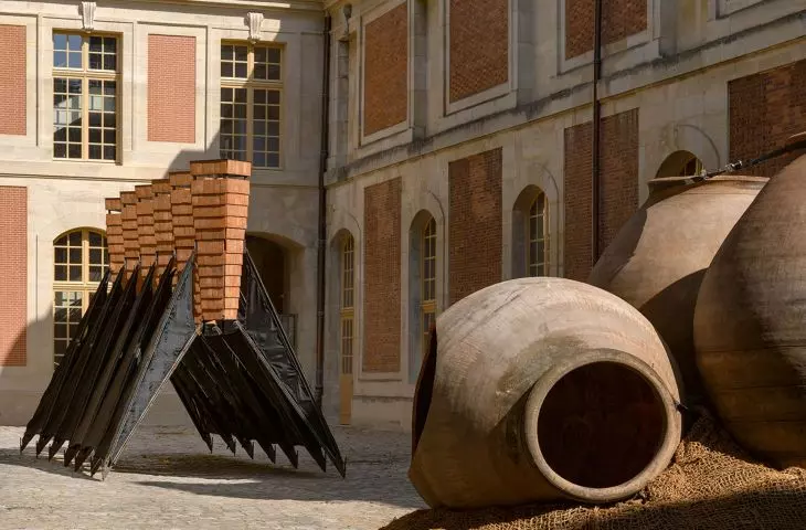 fragmenty trzeciej edycji BAP! Biennale d’architecture et de paysage w 2025 roku, która odbyła się w Wersalu; tematem przewodnim było „Żywe miasto”, a kuratorami architekci Sana Frini i Philippe Rahm