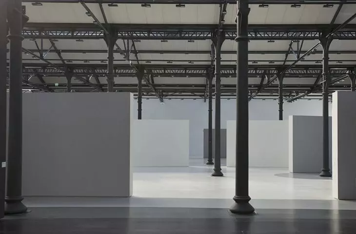 Luminance — ekspozycja stworzona dla Muma Foundation dzieli przestrzeń na strefy świetlne: jasne-ciepłe i ciemne-zimne, Arles, Francja, 2016