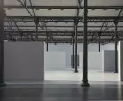 Luminance — ekspozycja stworzona dla Muma Foundation dzieli przestrzeń na strefy świetlne: jasne-ciepłe i ciemne-zimne, Arles, Francja, 2016