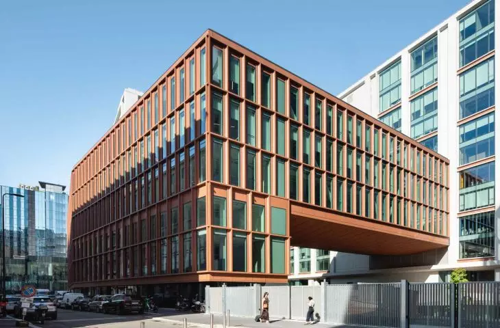 The project not only responds to modern business needs, but also introduces an open space to the city for residents and tourists