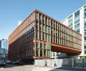 The project not only responds to modern business needs, but also introduces an open space to the city for residents and tourists