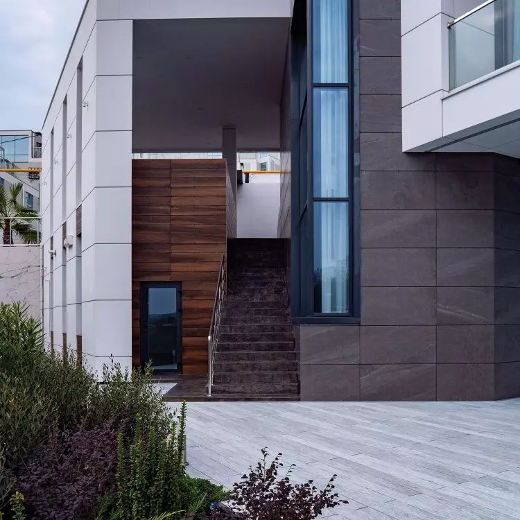 Decking board: Bruggan MultiColor, Color: Grey, Object: Single-family house