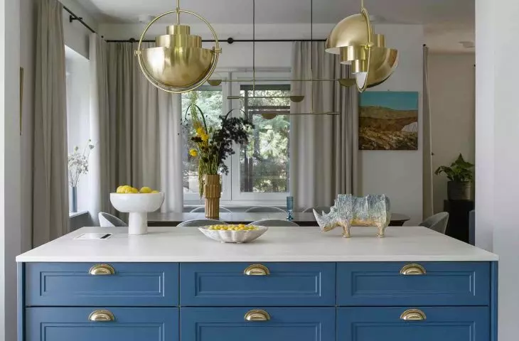 Accents of blue, which became the theme of the interior, appear in spots, giving the space character