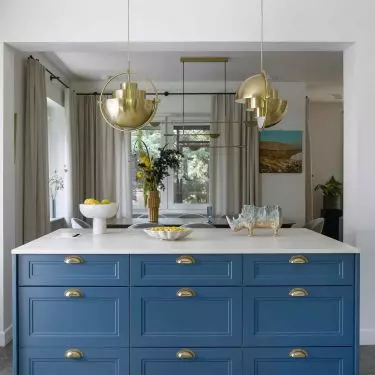 Accents of blue, which became the theme of the interior, appear in spots, giving the space character