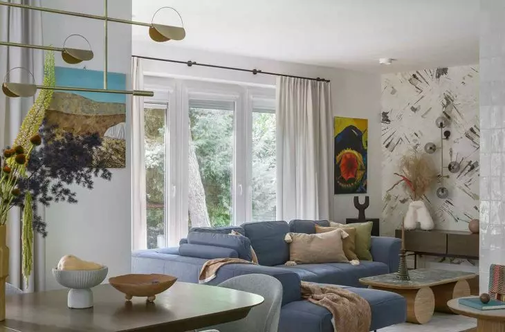 The blue sofa is an accent color of the interior 