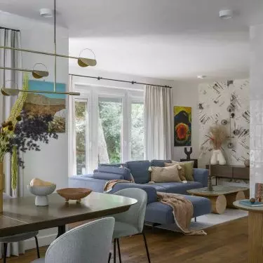 The blue sofa is an accent color of the interior 