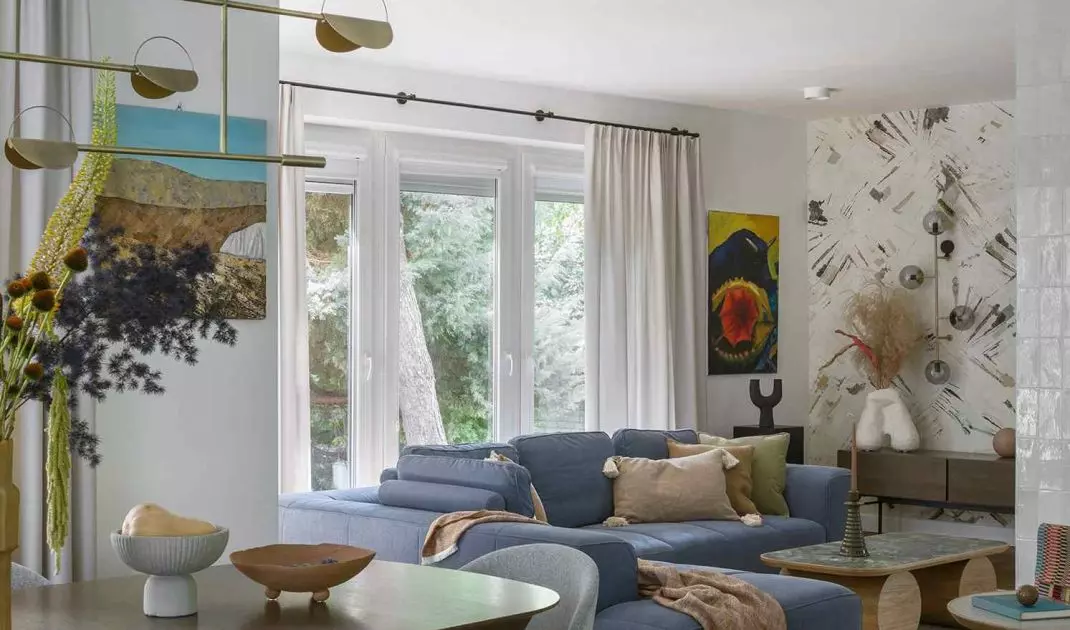 The blue sofa is an accent color of the interior 