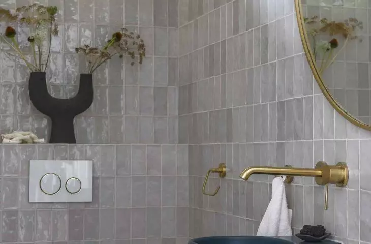 A view of the bathroom 