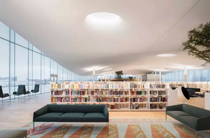 Oprócz czytelni i stref książkowych mieszczą się tam kawiarnia, restauracja, kino Kino Regina, centrum informacji miejskiej Helsinki Info oraz Europa Experience