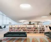In addition to the reading and book areas, it houses a café, a restaurant, the Regina Cinema, the Helsinki Info Centre and the Europa Experience