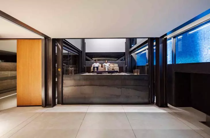 The three levels are connected by a movable platform that allows for any reconfiguration of the space.