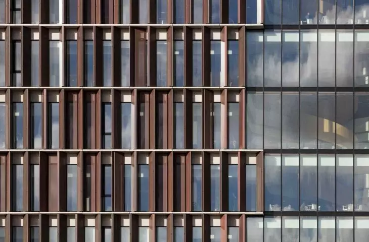 Elewacja Maersk Tower wyróżnia się miedzianymi okiennicami