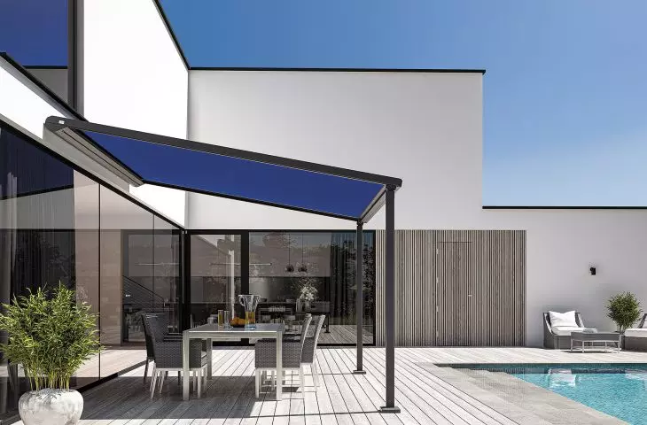Pergola Portofino ze słupami Vario umożliwiającymi zmienne nachylenie poszycia
