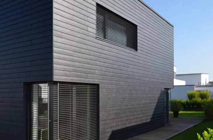Deski Cedral Lap Wood C50 na elewacji domu jednorodzinnego