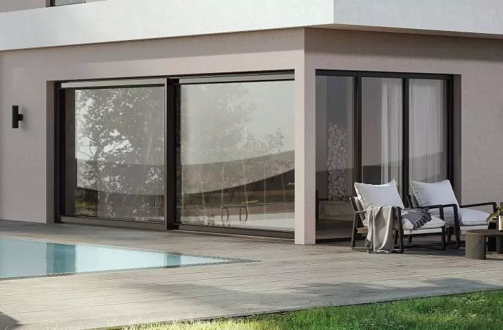 Budynek z drzwiami przesuwnymi Schüco LivIngSlide z PVC-U z polem panoramicznym Fot. Schüco