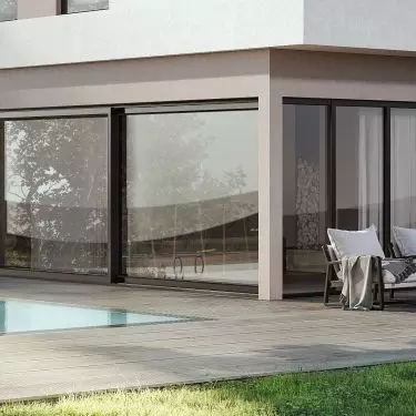 Budynek z drzwiami przesuwnymi Schüco LivIngSlide z PVC-U z polem panoramicznym Fot. Schüco