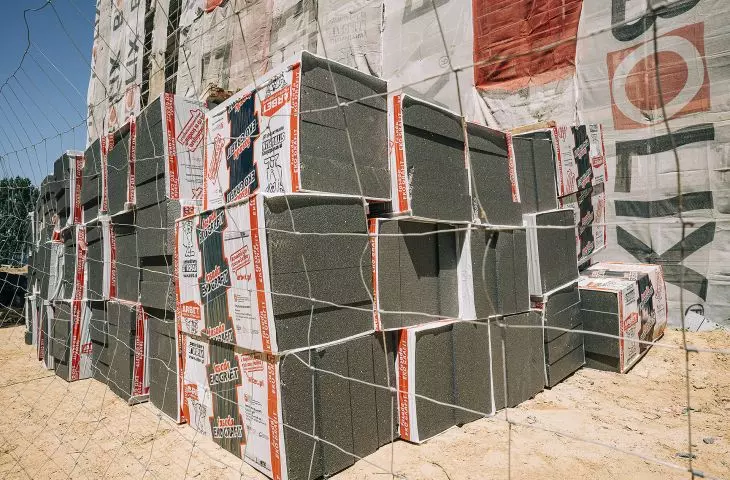  Fasada: Fasada Eko GRAFIT polystyrene boards are waiting for application