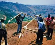 schronienie tymczasowe z papierowych tub dla United Nations High Commissioner for Refugees (UNHCR), Rwanda, 1999 