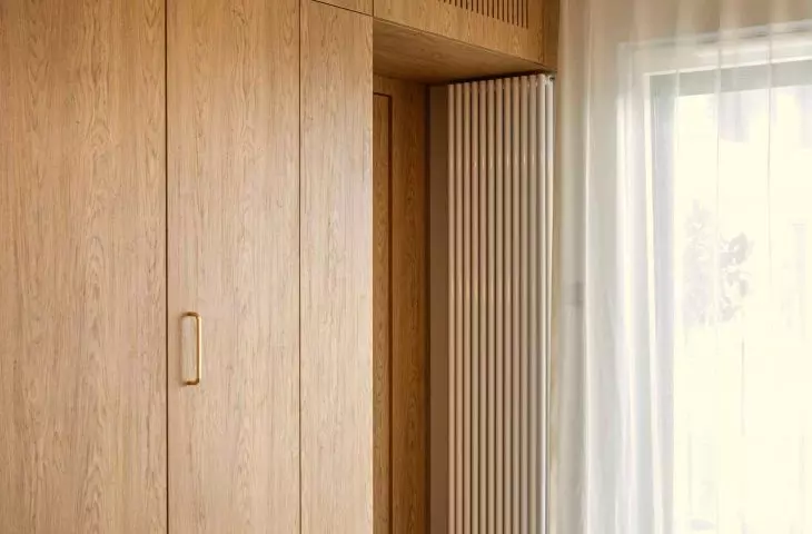 The closet development hides the air conditioning unit and the passage to the dressing room