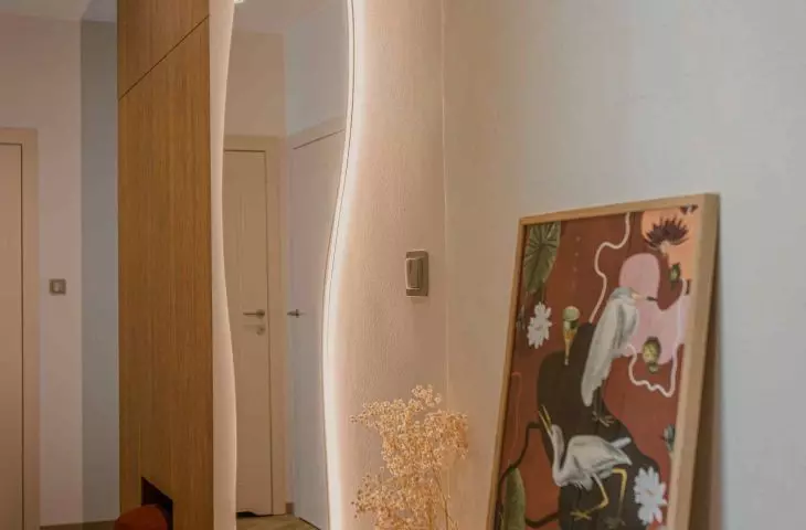 Instead of a corridor divided by walls, there was a wide communication axis - open but orderly