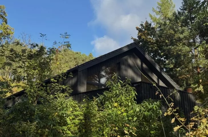 The body of the building draws on the traditions of Vistula River fishermen's houses and Dutch settlements, maintaining simplicity of form, authenticity of materials and a strong connection with the surroundings