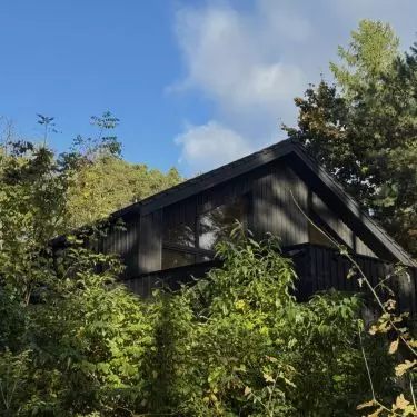 The body of the building draws on the traditions of Vistula River fishermen's houses and Dutch settlements, maintaining simplicity of form, authenticity of materials and a strong connection with the surroundings