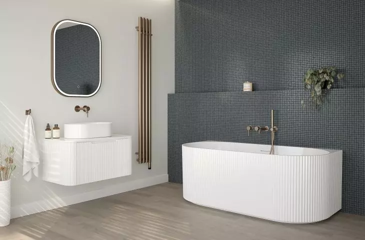 Hamnes – szafka 100 cm podumywalkowa wisząca z blatem biały mat (68673000) Hamnes  – wanna przyścienna 160x75 cm biała (12025000) Lom Thin – umywalka nablatowa z powłoką SmartClean biała (40827000)