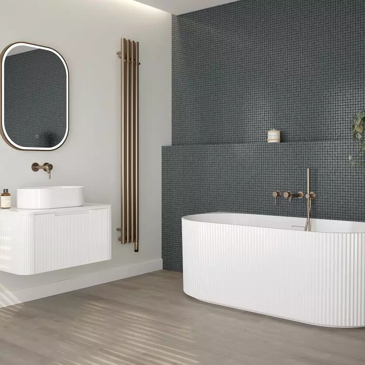 Hamnes – szafka 100 cm podumywalkowa wisząca z blatem biały mat (68673000) Hamnes  – wanna przyścienna 160x75 cm biała (12025000) Lom Thin – umywalka nablatowa z powłoką SmartClean biała (40827000)