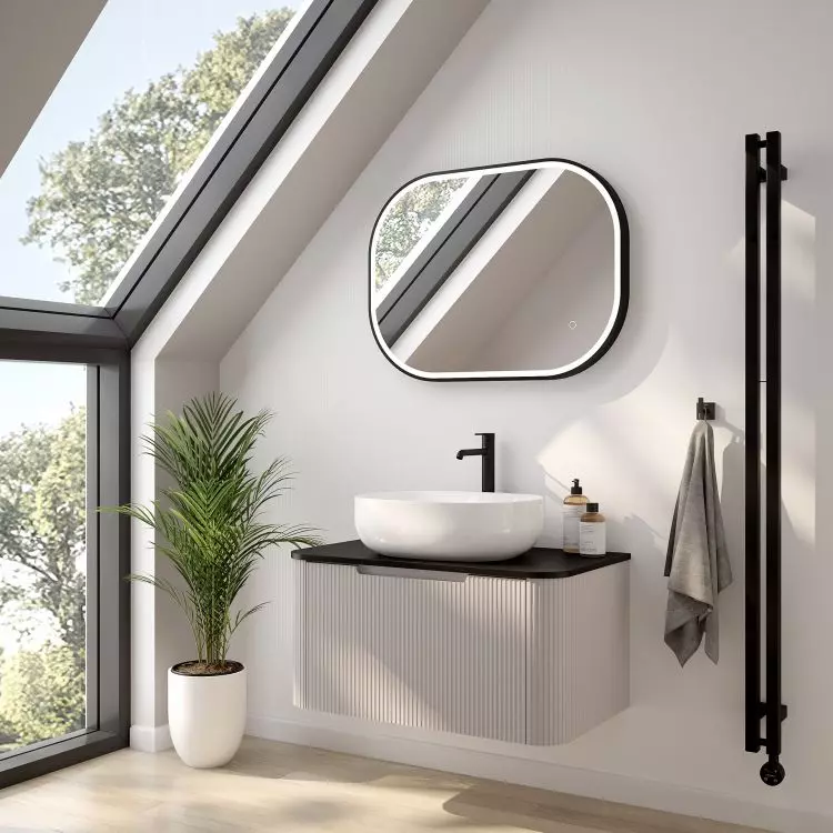 Hamnes – szafka 80 cm podumywalkowa wisząca z blatem kaszmir/czarny mat (68671900) Hamnes Thin – umywalka nablatowa z powłoką SmartClean owalna biała (40820000)