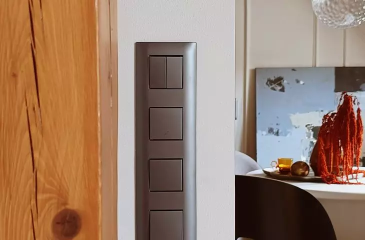 VENA METAL GUN w mieszkaniu na poddaszu w oficynie  kamienicy przy Małym Rynku w Krakowie  Projekt: HEAD MADE @headmade_lab, Fot. ONI STUDIO Oni.com.pl