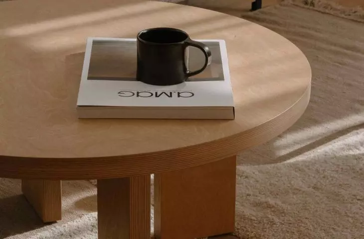 The most important thing is wood: on the floor, in the built-ins, on the furniture made to measure