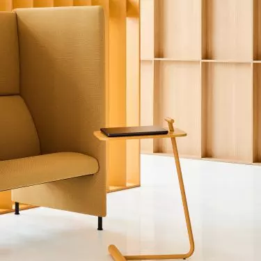 Sofa Plus, design: Piotr Kuchciński;  Stolik Anker, design: Maja Ganszyniec Studio