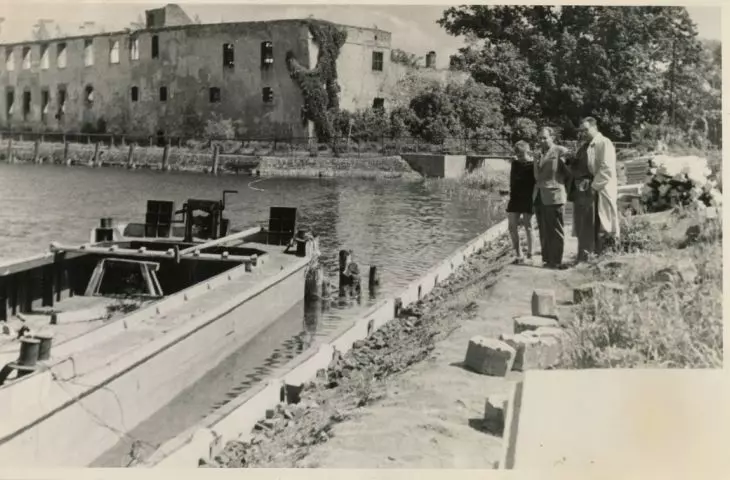 Mieczysław Ćwiklik nad basenem portowym w Węgorzewie, w głębi ruiny zamku pokrzyżackiego, ok. 1966 r