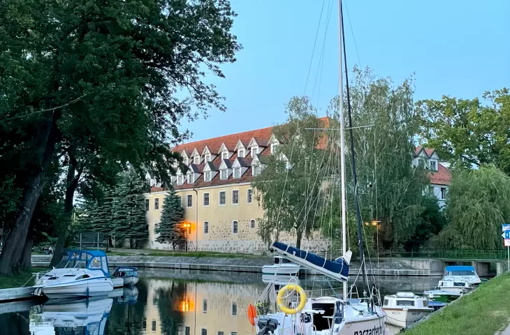 Widok na zamek od strony starego portu, stan na 2025 rok