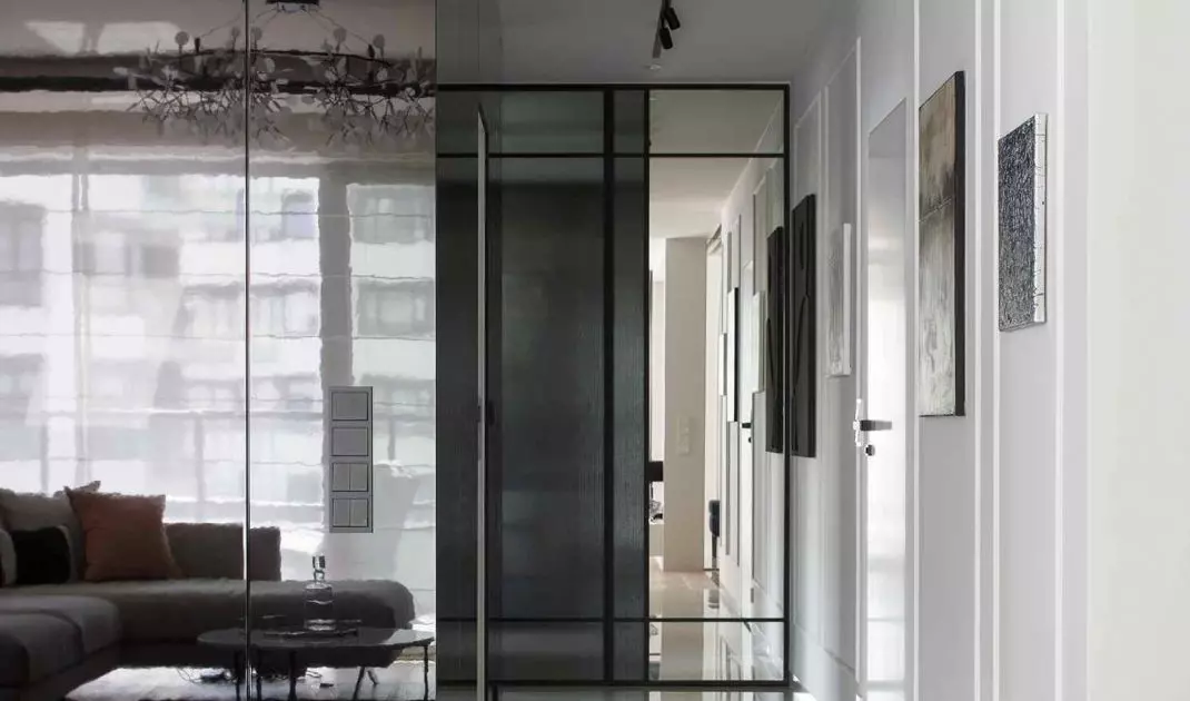 The hallway is a kind of intro to the spacious living room connected to the open kitchen and dining room