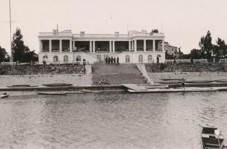 the building of the Municipal Employees Sports Club 
