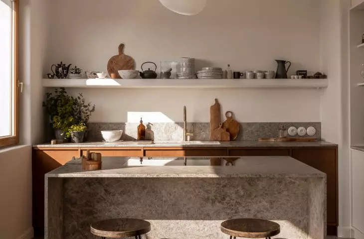 The minimalist base provides a backdrop for handicraft and artistic elements that give the interior an individual expression