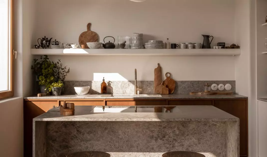 The minimalist base provides a backdrop for handicraft and artistic elements that give the interior an individual expression