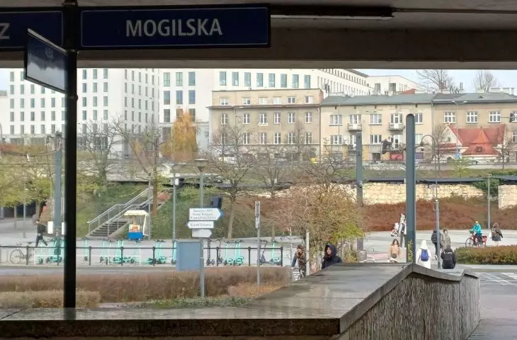 Mogilskie traffic circle lacks intuitive signage for pedestrians and cyclists