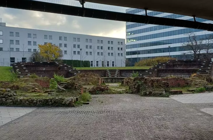 ruiny Twierdzy Kraków w południowej części ronda Mogilskiego