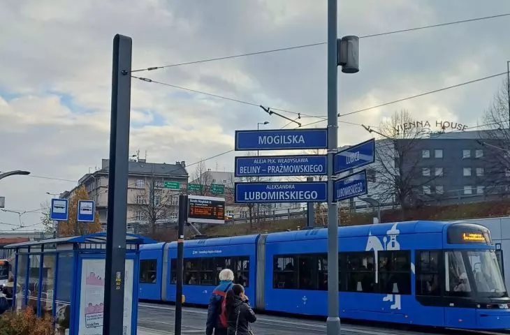 Mogilskie traffic circle lacks intuitive signage for pedestrians and cyclists
