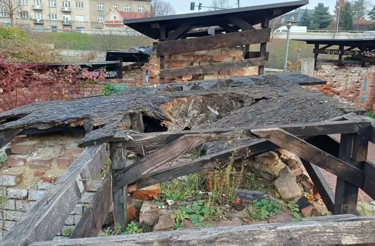 zniszczone daszki w ruinach Twierdzy Kraków na rondzie Mogilskim