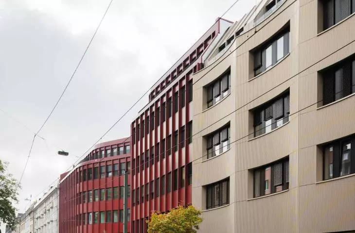 Curve X office building in Düsseldorf