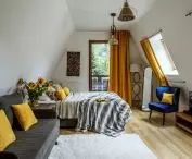 Pokój z wyjściem na balkon