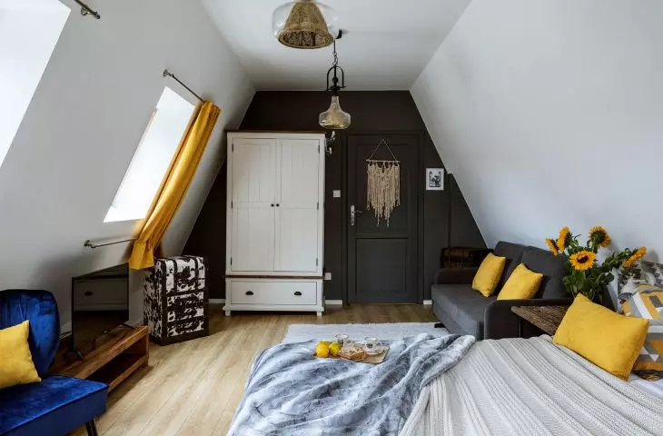 Pokój z wyjściem na balkon widziany z drugiej strony