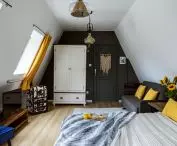 Pokój z wyjściem na balkon widziany z drugiej strony